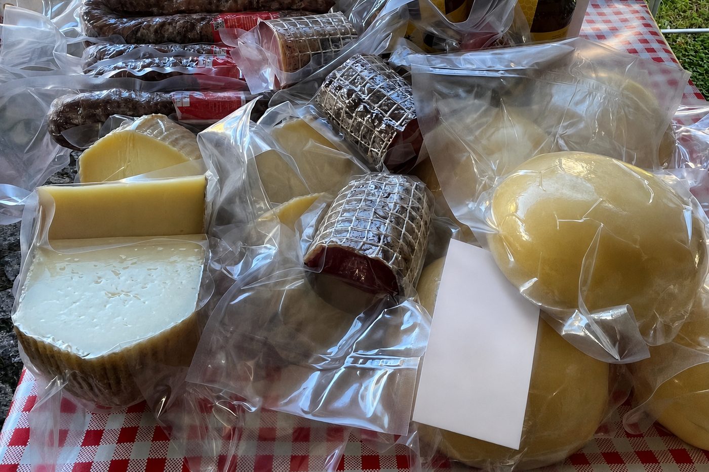 Formaggi, salumi e vasetti confezionati sottovuoto pronti per la spedizione
