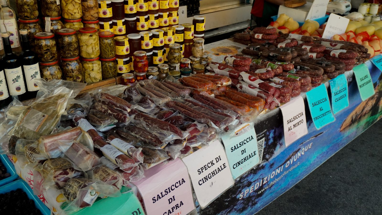 I salumi sul banco: salsicce, speck di cinghiale e mustela con i cartellini dei nomi