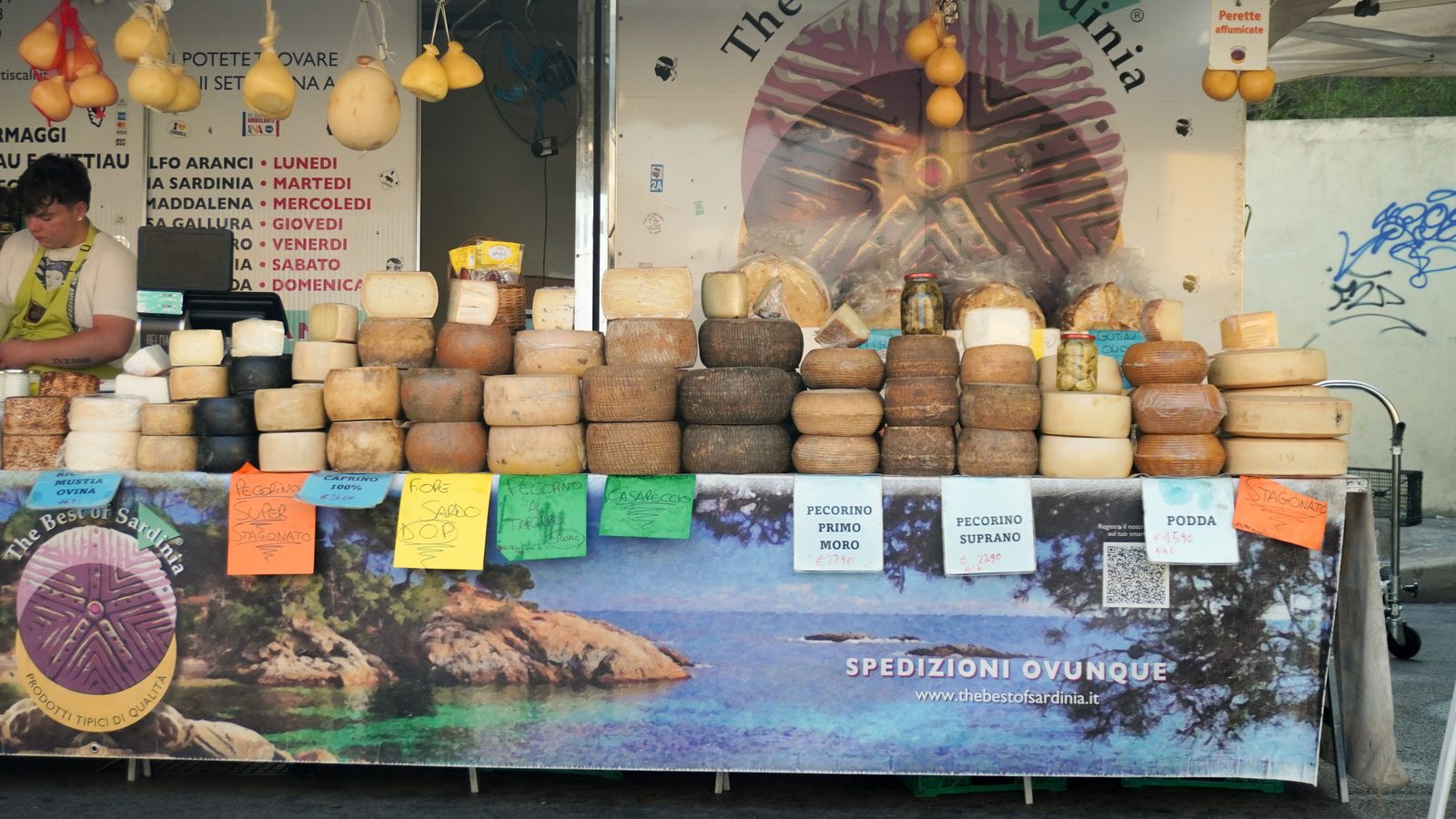 Il banco dei formaggi sardi: forme di pecorino e caprino esposte al mercato